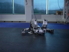 Robot Atlas wstaje jak cyrkowiec. Przerażający, ale genialny manewr humanoida od Boston Dynamics