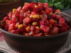 Buraki i kukurydza z dodatkami. Sałatkowy pewniak, który pierwszy znika ze świątecznego stołu