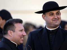 Przybywa wiernych w Anglii, biskup poświęcił nowy kościół