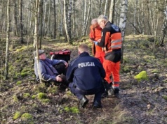 Dramatyczna noc 85-latka w lesie. Dzięki reakcji biegaczki senior trafił pod opiekę lekarzy