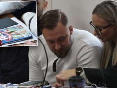 Tak Łukasz Żak zabija nudę. Można by się nawet uśmiechnąć, gdyby nie fakt, że chodzi o wielką tragedię