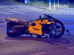 Poważne zderzenie motocyklisty z Mercedesem. Kierujący jednośladem jest nieprzytomny! Droga zablokowana