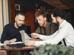 Młodzi Polacy mają dość. Czują się gorzej traktowani niż kobiety