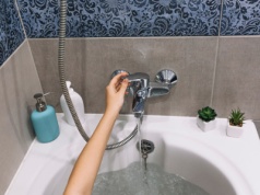 Myjesz wannę, a ona i tak wygląda na brudną? Ten trik odmienia wszystko po jednej aplikacji