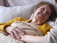 Zasiłek na opiekę nad rodzicem i innym członkiem rodziny – warunki, zasady, stawki