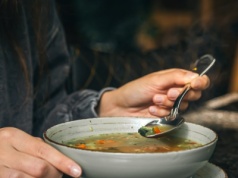 To nie mit. Popularna zupa naprawdę wpływa na odporność organizmu