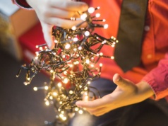 Surowe kary za światełka na balkonie. W tym przypadku można dostać mandat, przepisy są jasne