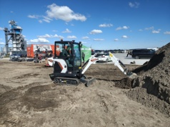 Nowa najmniejsza kabinowa koparka Bobcata – E16 R2. Jak się nią pracuje?