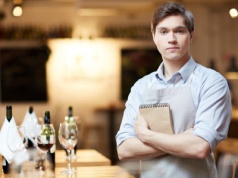 Prawdziwa cena świąt. Kelner zasuwa dwa razy dłużej niż gość z IT