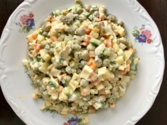 Nigdy nie dodawaj tego warzywa do sałatki jarzynowej. Cała miska skwaśnieje w kilka godzin