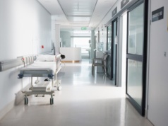 Zmarła pacjentka. Prokuratura postawiła zarzuty, wojewoda wykreślił szpital z rejestru