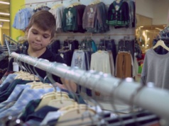 Mama pokazała, jak zareagować, gdy dziecko kradnie. 