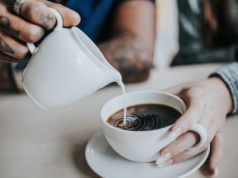 Sprzedaż mleka laboratoryjnego już ruszyła. Mleko nie od krowy w gastronomii i marketach