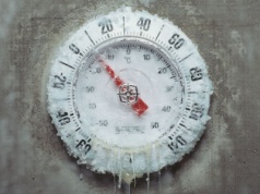 Trzecia zasada termodynamiki pod znakiem zapytania. Może być zbędna