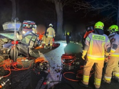 Dwie osoby nie żyją, 22-latek walczy o życie. Tragiczny wypadek w Rejsytach