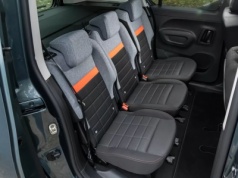 Za 97 782 zł żaden SUV nie oferuje tak dużego bagażnika i stolików lotniczych. 775 litrów to idealna przestrzeń dla wymagających rodzin