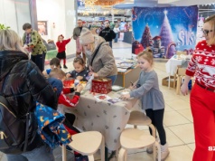 Można kupić książkę lub świąteczną ozdobę i pomóc dzieciom