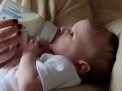 Pilny komunikat GIS dla rodziców. Groźne bakterie w mleku modyfikowanym