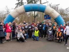 Pobiegli w ciemno, w geście solidarności z niewidomymi