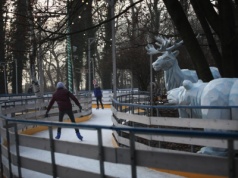 To jedyne takie lodowisko w Polsce. Jest największe pod chmurką i oferuje przejazd alejką