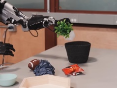 Apollo w akcji. Google DeepMind uczy roboty rozumieć nieznane