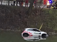 Samochód w fosie miejskiej. Kierowca wyszedł z niego o własnych siłach.