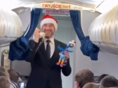 Steward LOT-u śpiewa na pokładzie. Internauci zachwyceni. 