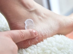 W parę chwil odmieniają suche pięty. Będą gładkie i przestaną pękać