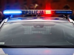 7-latek uruchomił auto, potrącił młodszą siostrę. Dziecko w szpitalu