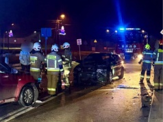 Czołowe zderzenie dwóch aut. Dwie osoby ranne. Droga zablokowana