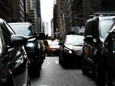 Zakazu tradycyjnych samochodów jednak nie będzie? UE po plasterku ogranicza destrukcyjne plany