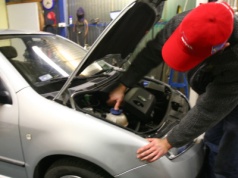 Nagły zgrzyt spod maski? Kierowcy ignorują sygnał, a potem trzeba zabulić jak za zboże