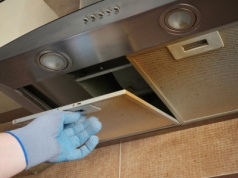 Ciocia zdradziła mi, czym czyści okap kuchenny. Od lat nie używa octu