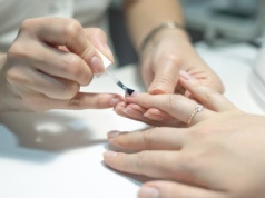 Nie czerwień i nie brokat. To najlepszy manicure na święta dla pań po 50-tce