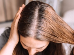 Włosy tracą kolor szybciej niż powinny? Winowajca może cię zaskoczyć