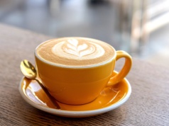 Ta kawa szybko cię obudzi. Wspomaga odporność, trawienie i poprawia nastrój. Dodaj ten składnik, a będziesz ją pić codziennie