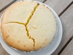 Sernik wychodzi brzydki i pęka? Na pewno popełniasz błąd przy tej czynności