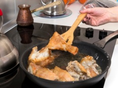 Ukrój i połóż na patelni. Zapach smażonej ryby szybko zniknie