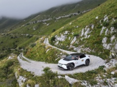 Podobno nimi się nie da podróżować. Polak takim autem zdobył najpiękniejsze drogi Europy