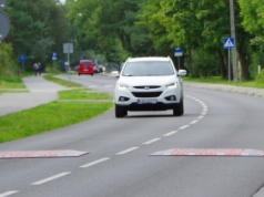 Czy wolno przejeżdżać między progami zwalniającymi?