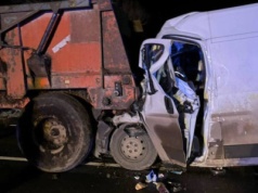 Bus najechał na przyczepę za traktorem. Ranny kierowca auta