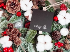 Hit świąt za grosze! Zrób stroik z szyszek – tylko w 30 minut