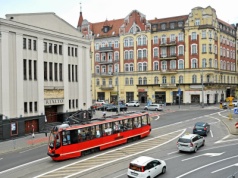 Jedna trasa, osiem miast i trzy godziny w podróży. To najdłuższa droga tramwajowa w Polsce