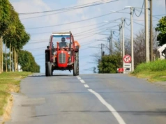 Ciągniki i kombajny na drodze - pamiętaj o ciężkiej pracy rolników!