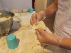 Sekret miękkiego ciasta na pierogi. Ten sposób z gorącą wodą działa zawsze