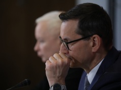 W PiS mają być dwie wigilie. Na drugą zaprasza Morawiecki. "Robi konkurencję prezesowi"