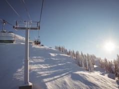 Ferie zimowe 2026: góry na pierwszym miejscu, morze kusi ceną