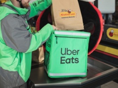 Zakupy z Biedronki pod drzwi. Sieć pozyskała ważnego partnera