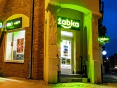 Żabka została krawcową. Nowa usługa może być hitem i wiemy, ile kosztuje