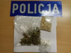 320 gramów narkotyków przejęte na Zatorzu. Dwaj 31-latkowie z zarzutami